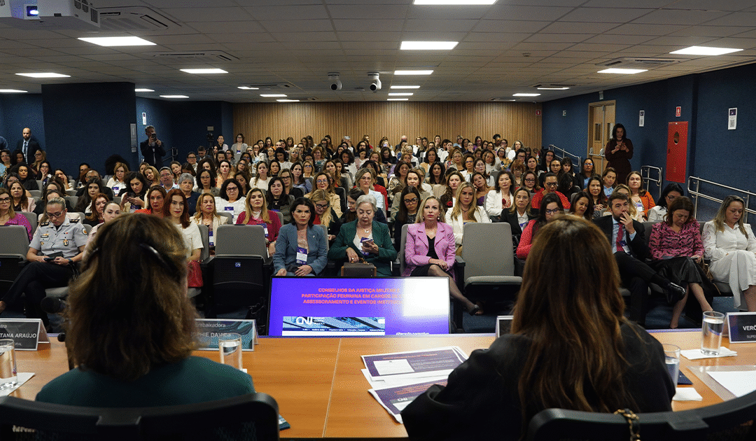 Oficiala de Justiça Elaine Mancilha Santos apresenta pesquisa em evento nacional do CNJ